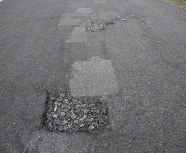 Uno de los muchos baches presentes en la carretera de Los Arenales (Foto TA)